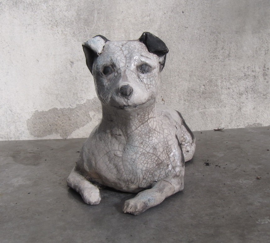 rzeźba ceramiczna pies